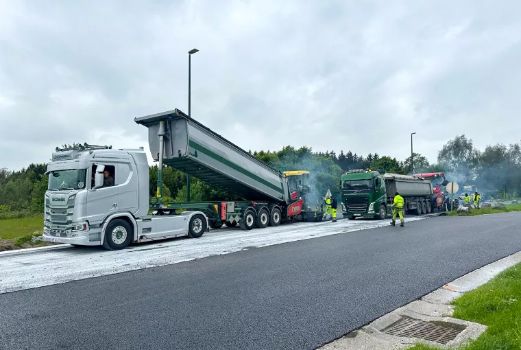 Namur Asphalte - Deux finisseuses simultanées à Léglise