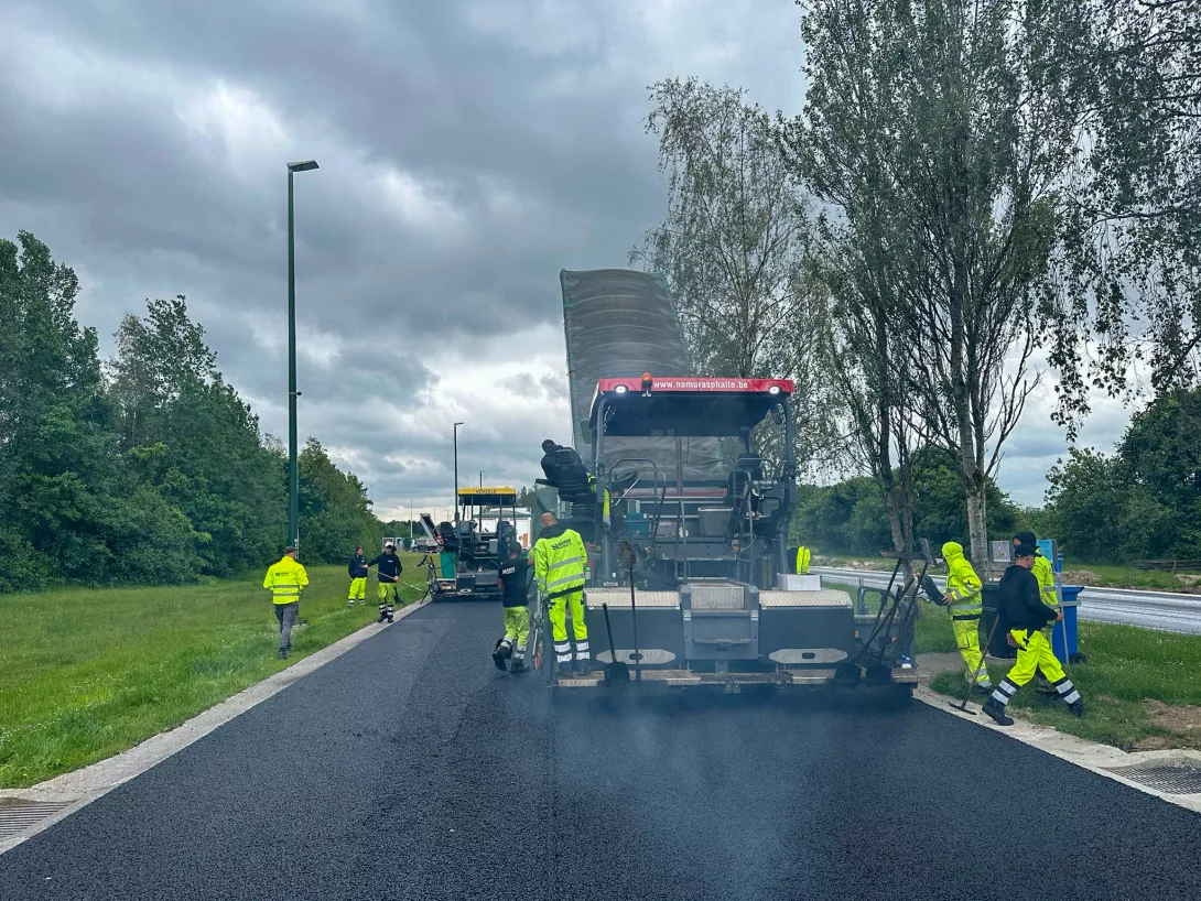 Namur Asphalte - nos équipes au travail sur l'aire d'autoroute de Léglise.jpg